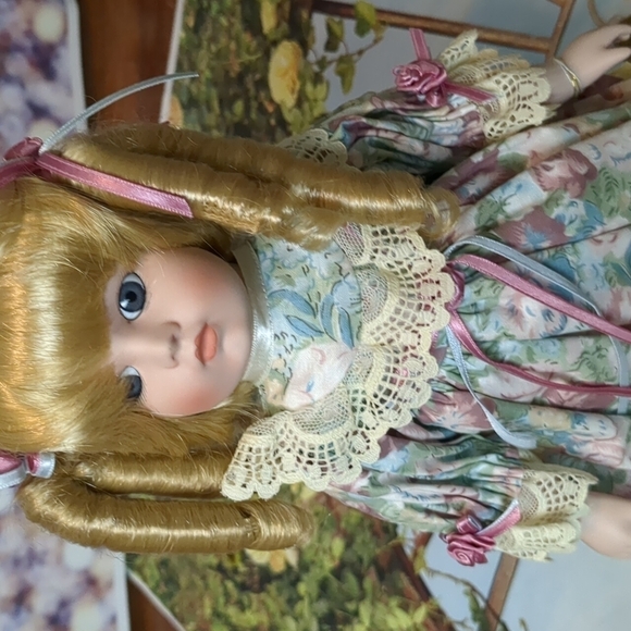 Seymour Mann doll collectors guild Abigail porcelain doll - Picture 2 of 9